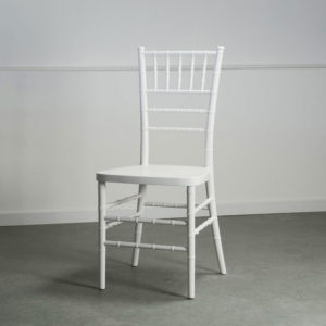 chaise Ines blanche vintage champêtre mariage extérieur